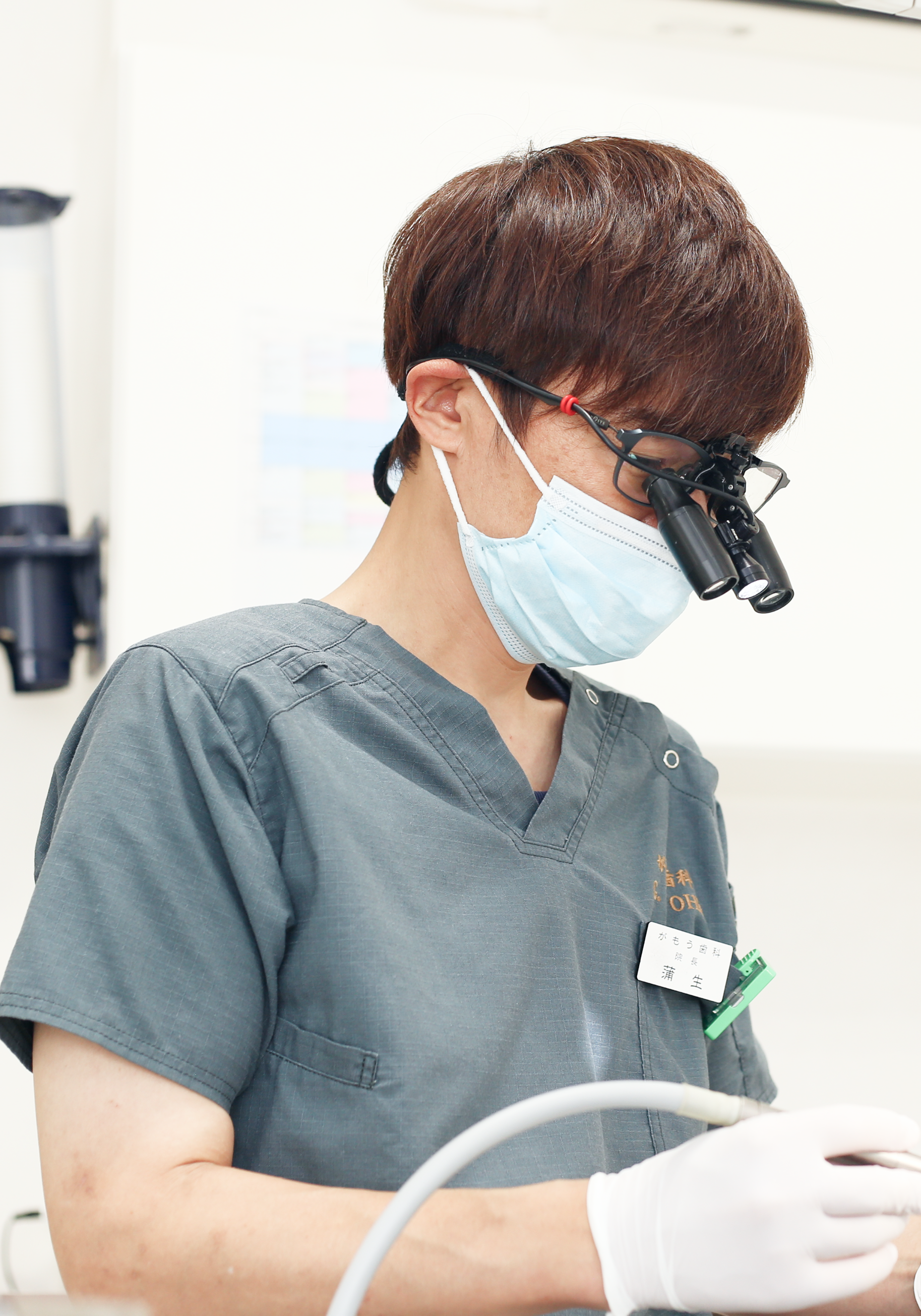 マイクロスコープで治療を行う歯科医師